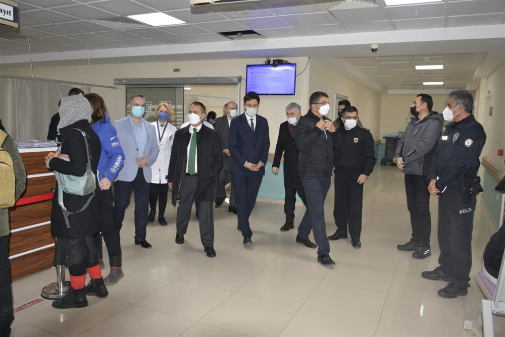Çanakkale Valisi İlhami AKTAŞ  Mehmet Akif Ersoy Devlet Hastanesi,  ÇOMÜ Uygulama ve Araştırma Hastanesi Acil Servislerini, 112 Acil Çağrı Merkezlerini Ziyaret Etti.